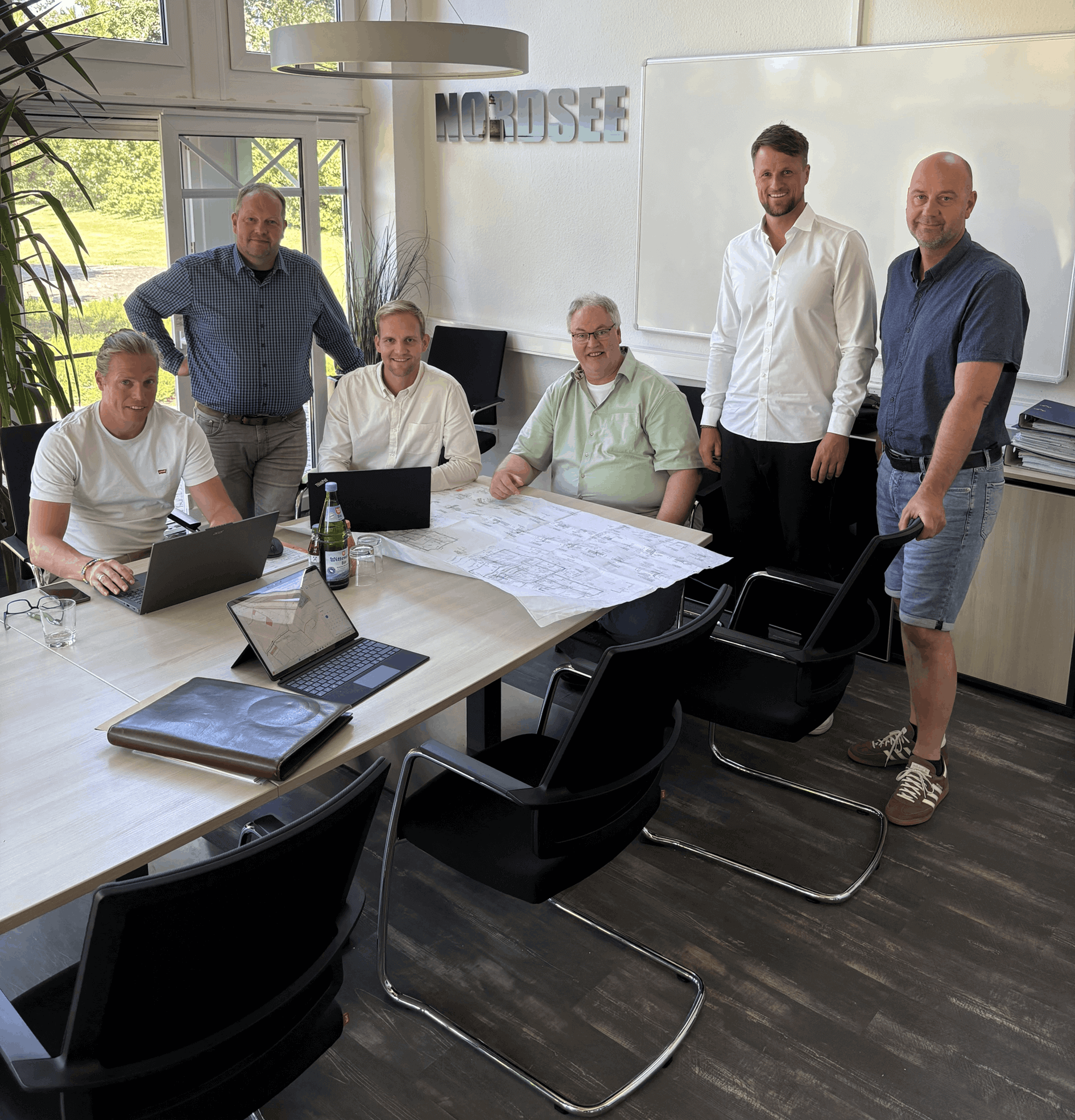 BANS Energiekonzepte Gruppenfoto mit: Stephan Brodal: Projektentwickler Windenergie, Maik Johannsen: Projekttechnik & operative Umsetzung, Jasper Clausen: Projektentwicklung Erneuerbare Energien, Eugen Siefert: Tragwerksplanung, Baukoordination & Genehmigung, Oke Andresen: Finanzierungs- & Beteiligungsmodelle, Jörg Nielsen: Projektmanager Windenergie,
